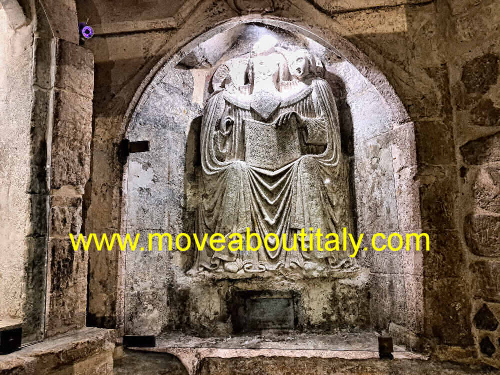 una statua Longobarda dentro la Grotta dell'Angelo