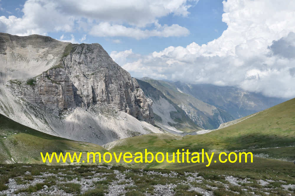 La Cima del Redentore ed il Pizzo del diavolo a picco sopra il Lago di Pilato