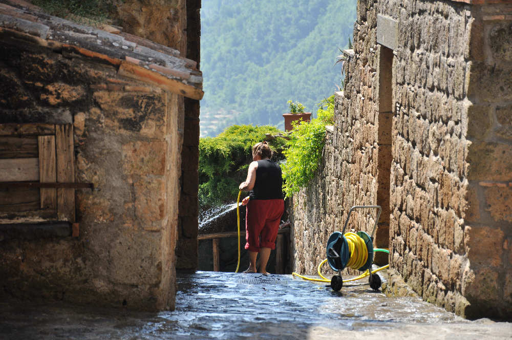 una abitante di Civita di Bagnoregio