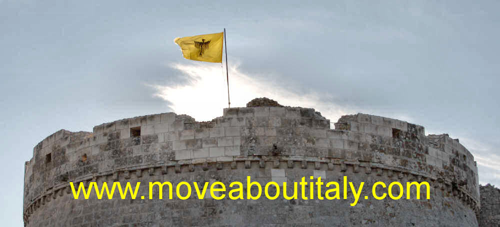 l'aquila Sveva che sventola sul castello di Monte Sant'Angelo