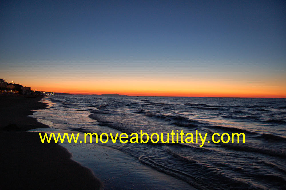 Tramonto sulla spiaggia di Levante