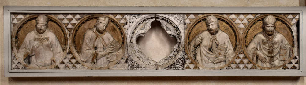 la lastra di marmo di Tino da Camaino