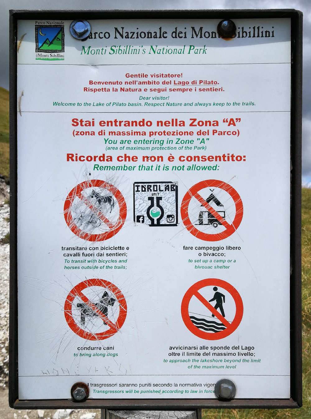 Si entra nei comprensorio del Lago di Pilato