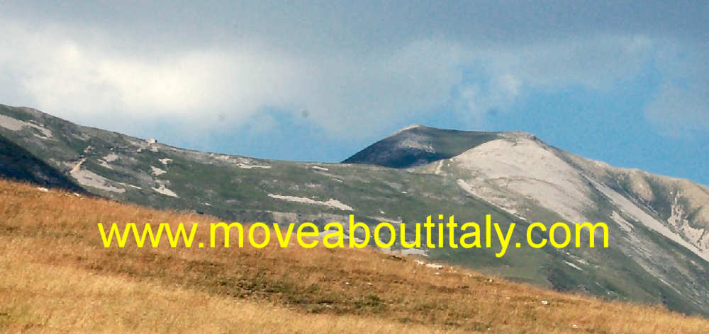 Rifugio Tito Zilioli nella sella delle Ciaule e Monte Vettore visto da Forva di Presta