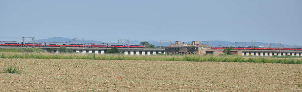 Incrocio di treni AV al Valiano