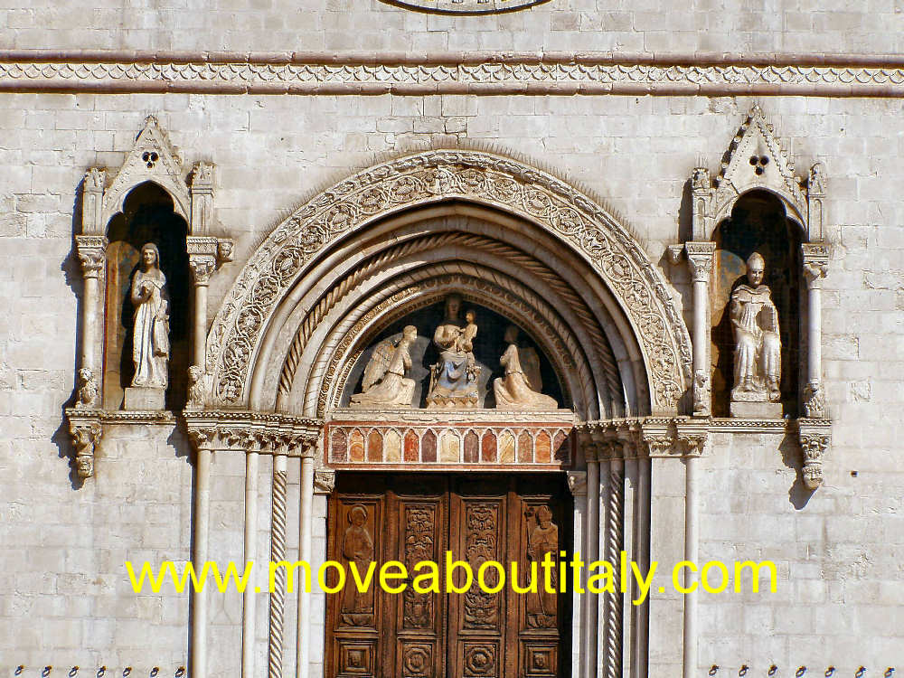 Portale della Basilica di San Benedetto
